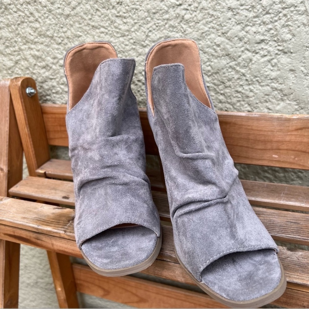 Peep toe glaze heels